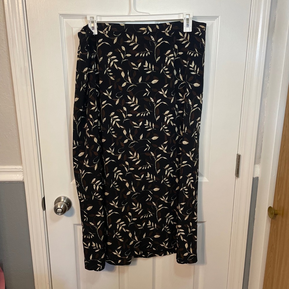 CJ Banks Women's 20W Black Floral Leaf Print Midi Skirt With Pockets
